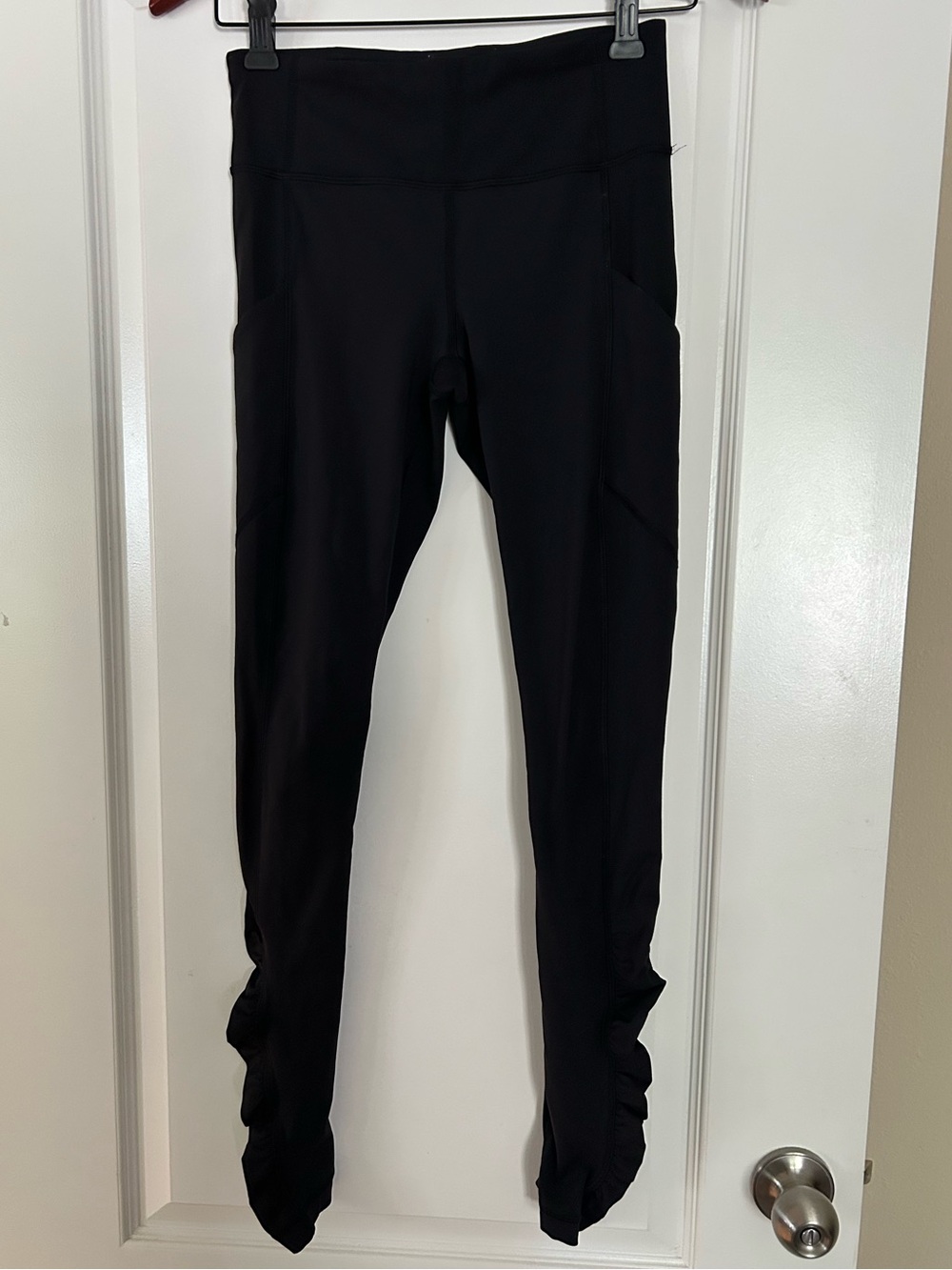 Lululemon Black High-Waist Active Leggings with Side Pockets and Ruffle Leg